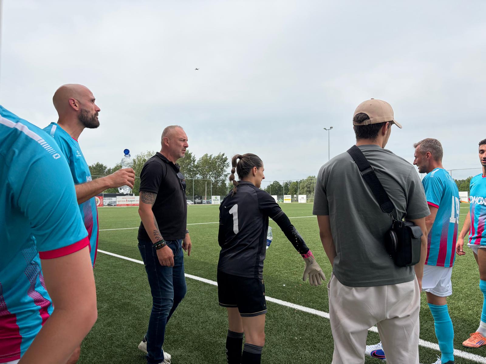 Voetbalwedstrijd KOMOK – spelers op het veld, juni 2026
